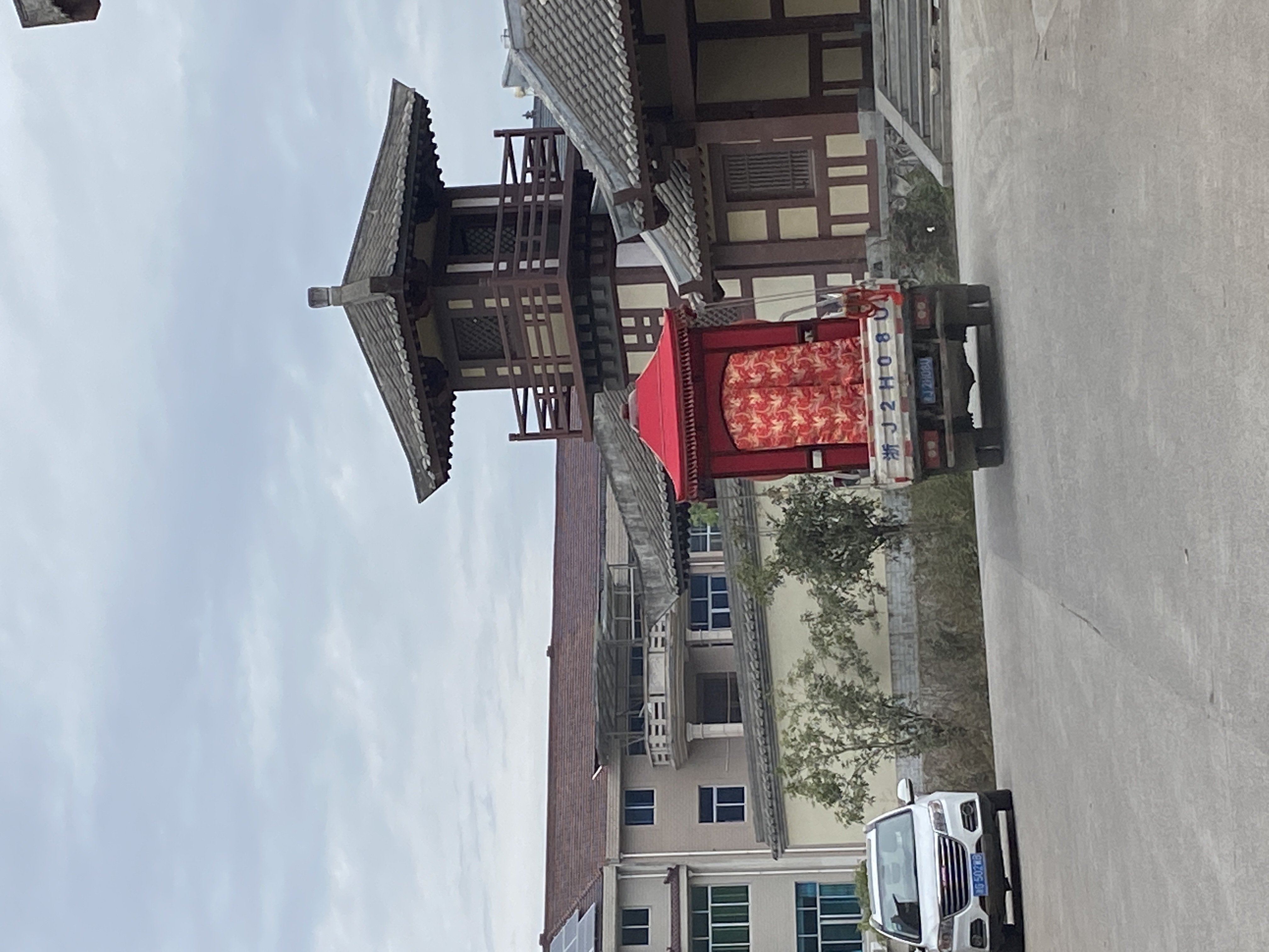 空荡荡的,只是偶尔会有装着宫灯,衣柜甚至大红轿子的货车从门外驶入