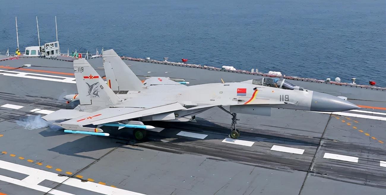 中美航母交锋,岛内人士曝料称解放军竖起东风后,美航母调头跑了