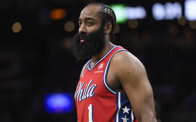 恩比德复出之后哈登增加了传球的频次,但可惜效果不佳,虽然哈登是本