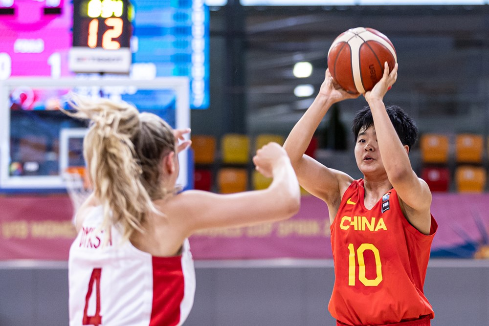 双方首发中国u19女篮:张笑,初慧萱,王静,李青阳,李文霞加拿大u19女篮