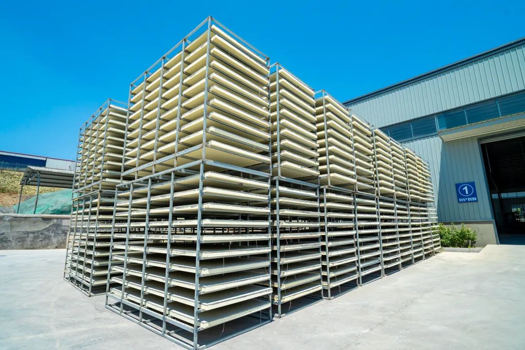 图 | 厂房内的新材料——这是一种新型的建筑保温材料，由隔热的芯材、上