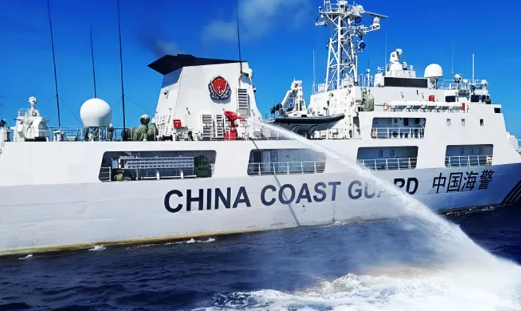 中国海警再度动用水炮,美日三航母演练南海危机——顶端新闻