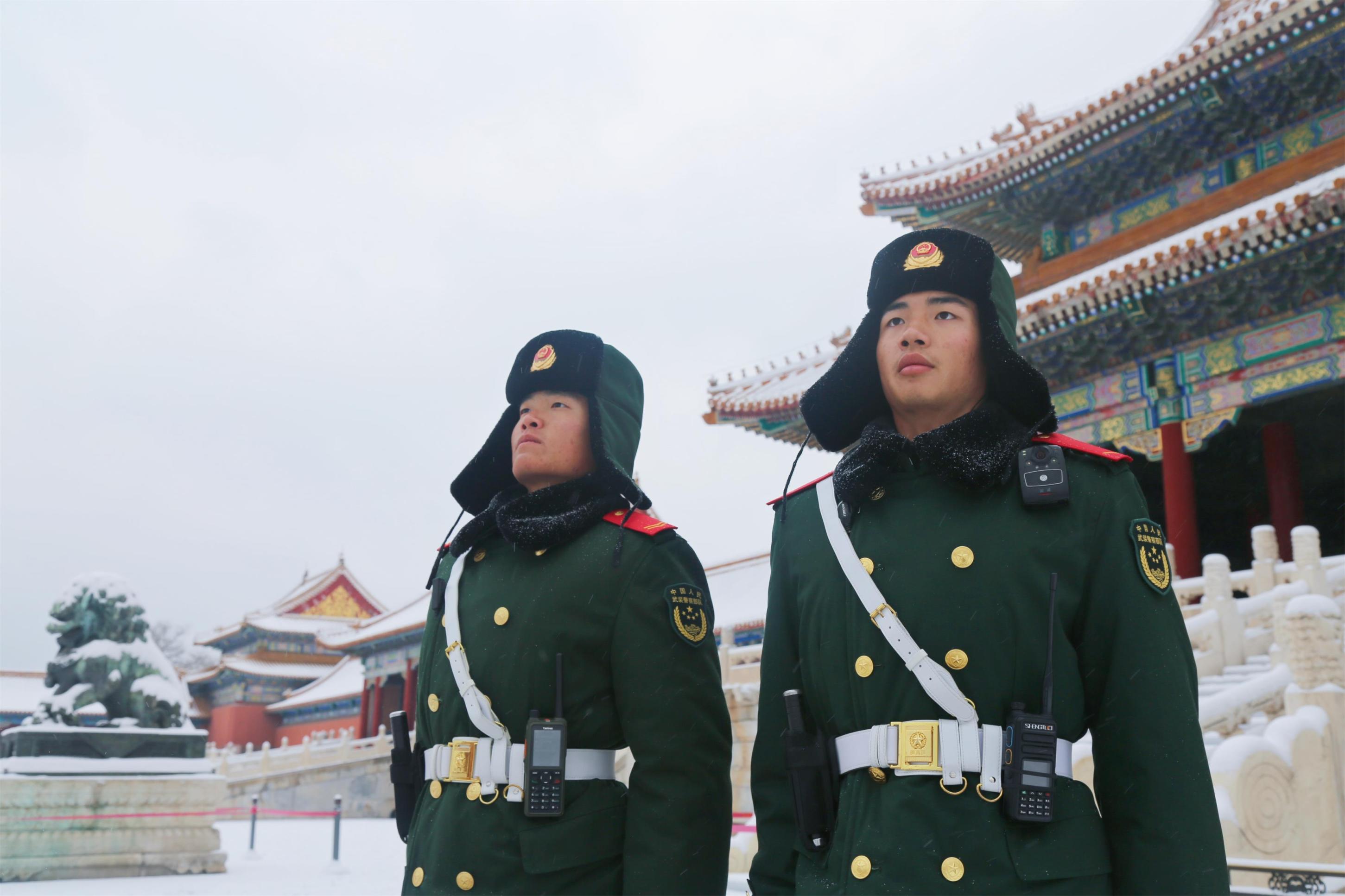 天安门广场,执勤哨兵屹立风雪!