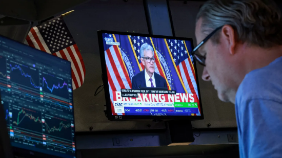 2026 年 3 月 18 日，美国纽约，纽约证券交易所（NYSE）交易大厅内，交易员正在工作，屏幕上播放着美联储主席杰罗姆・鲍威尔在美联储公布利率决议后举行的新闻发布会。